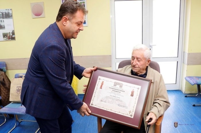 Кметът Даниел Панов награди патриота Гено Генов, помогнал за възстановяването на поругания паметник „Майка България“